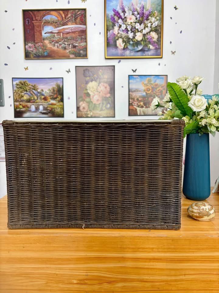 🤎 WICKER STORAGE BASKET (Category: Other Home Decor) located in Bustos. Submitted by gthings.collectibles (Listing ID 1464221163, Image 1). Description: 🤎 WICKER STORAGE BASKET A beautiful little piece that brings warmth and charm to any space. ✨ Perfect as a laundry basket, fruit basket, or stylish home organizer, functional yet effortlessly aesthetic. 🧺🍊 H: 10.5 inches L: 16.8 inches W:14 inches YOURS FOR ONLY ₱350‼️.
