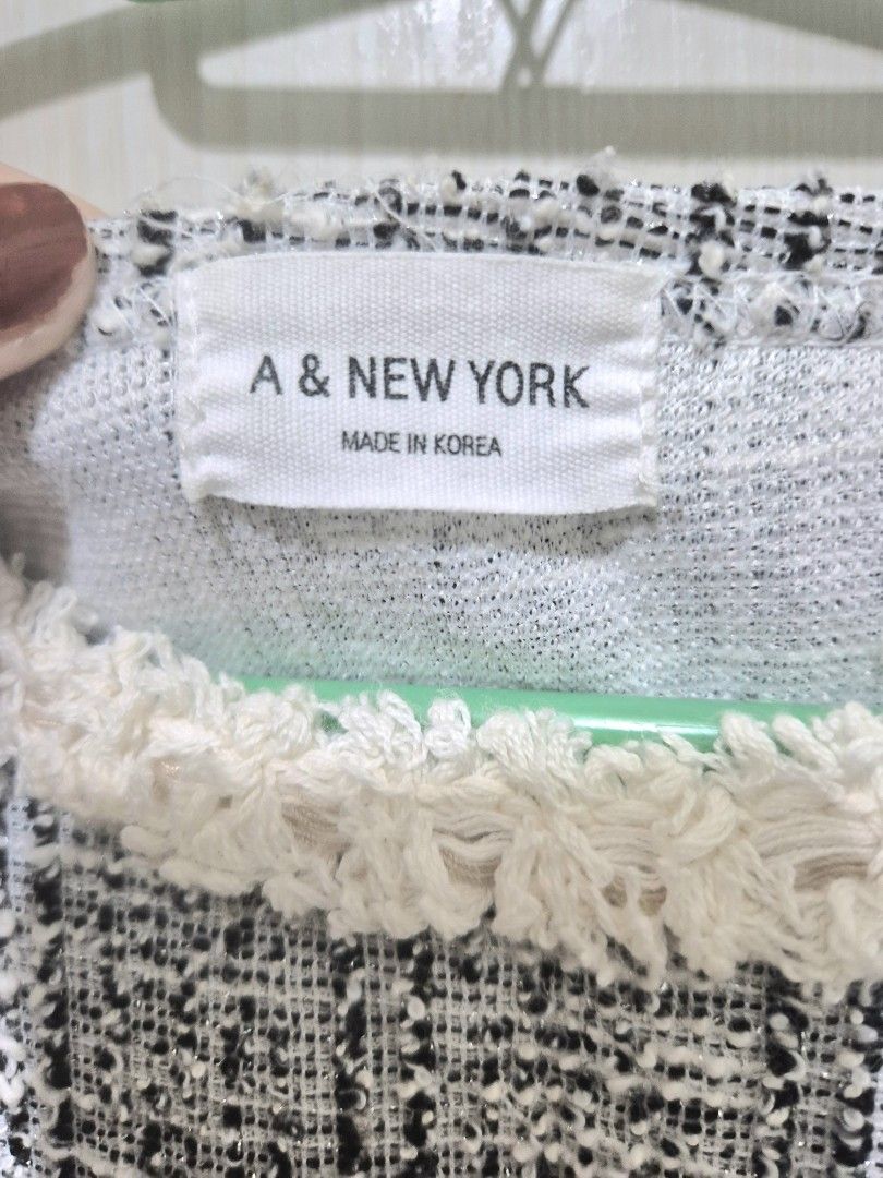 A & NEW YORK Tweed Top (Category: Sleeveless) located in San Mateo. Submitted by sellbypelle (Listing ID 1464240103, Image 2). Description: Thifted🌸 Brand: A& New York W: 19 inch (38 bust) L : 22 inch Issue : Slight Stain 📍 Location: Rizal 📦 + sf via J&T only ⏳ No rush shipping 💡 Actual color may vary slightly due to lighting and screen settings..