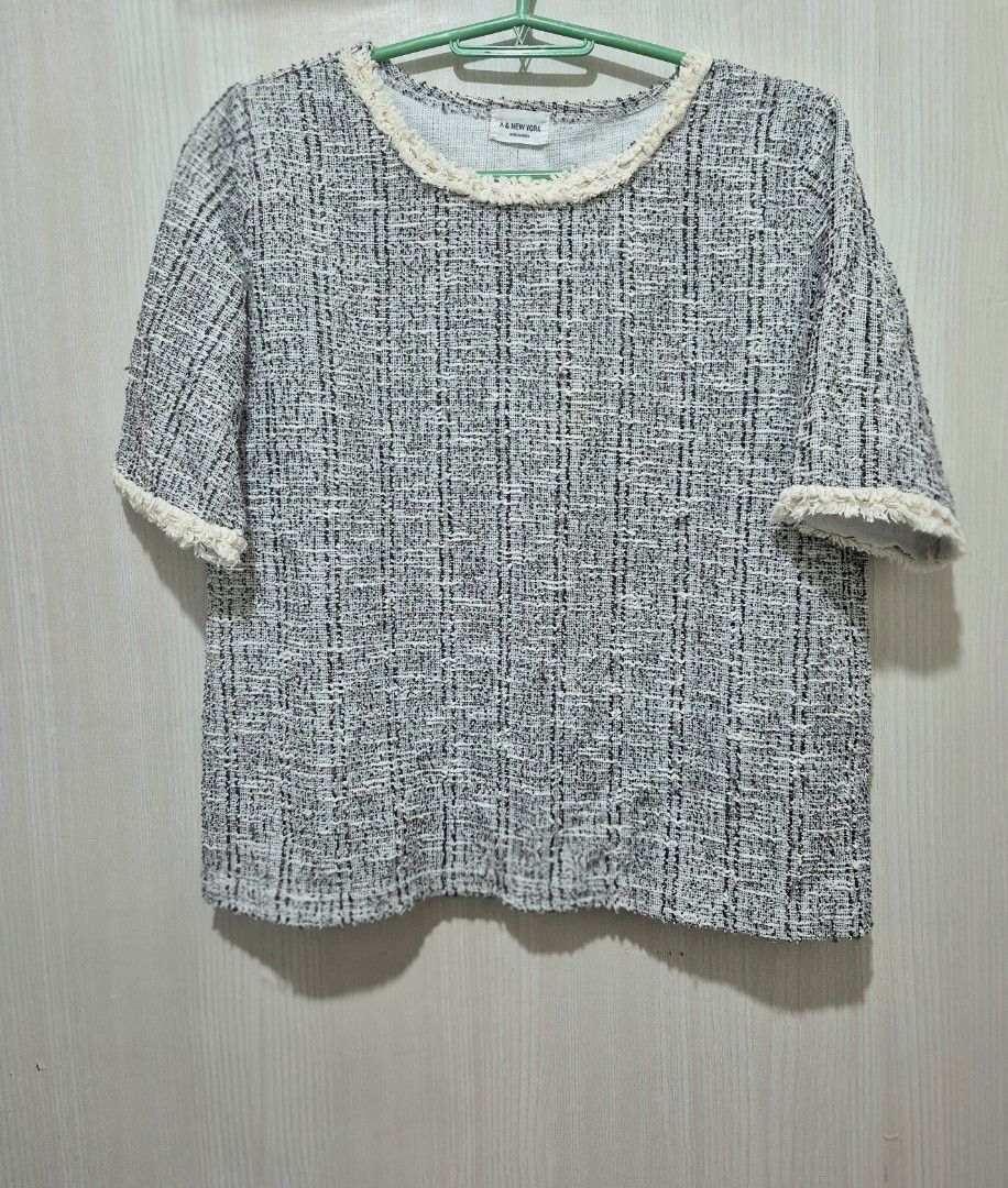 A & NEW YORK Tweed Top (Category: Sleeveless) located in San Mateo. Submitted by sellbypelle (Listing ID 1464240103, Image 1). Description: Thifted🌸 Brand: A& New York W: 19 inch (38 bust) L : 22 inch Issue : Slight Stain 📍 Location: Rizal 📦 + sf via J&T only ⏳ No rush shipping 💡 Actual color may vary slightly due to lighting and screen settings..