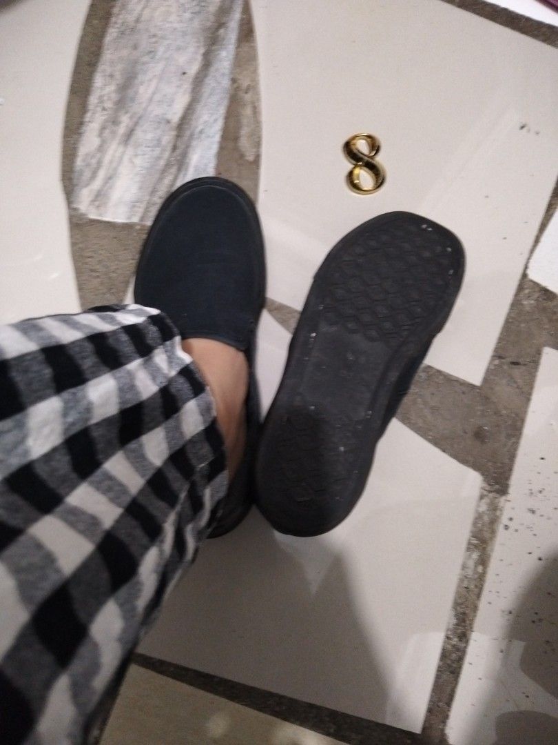 Adidas (Category: Sneakers) located in El Salvador. Submitted by francheskaukayukay (Listing ID 1464172117, Image 3). Description: size 8.5 women size 6 men.