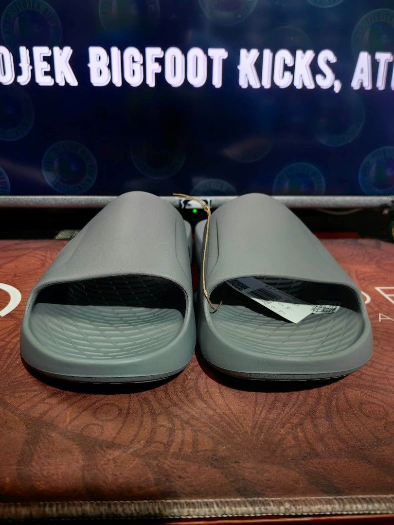 Adidas Lightshift slide size 13 US (Category: Slippers & Slides) located in Pasig City. Submitted by titojek (Listing ID 1464202536, Image 2). Description: ⚠️ For sale only. 🔥 Brand new and legit Ad!das Lightshift slide size 13 US 💵 1,400. Fixed price (below SRP) 🛵 Lalamove or Grab ✈️ J&T and JRS (no rush shipping) 💳 Payment • Gcash or Security Bank ❌ Wala na akong meet up. ❌ Walang COD/COP. ❌ Walang Sh0pee checkout. 📍Pinagbuhatan, Pasig Cit