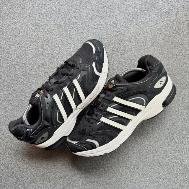 ADIDAS SPIRITAIN 2000 BLACK WHITE (Category: Sneakers) located in Cagayan de Oro. Submitted by huntbytrickjam.v2 (Listing ID 1464314646, Image 1). Description: AD-DAS SPIRITAIN 2000 BLACK WHITE US 10.5 / EURO 44.5 / CM 28.5 EXCELLENT Pair Only Sign of Usage M - 1799.