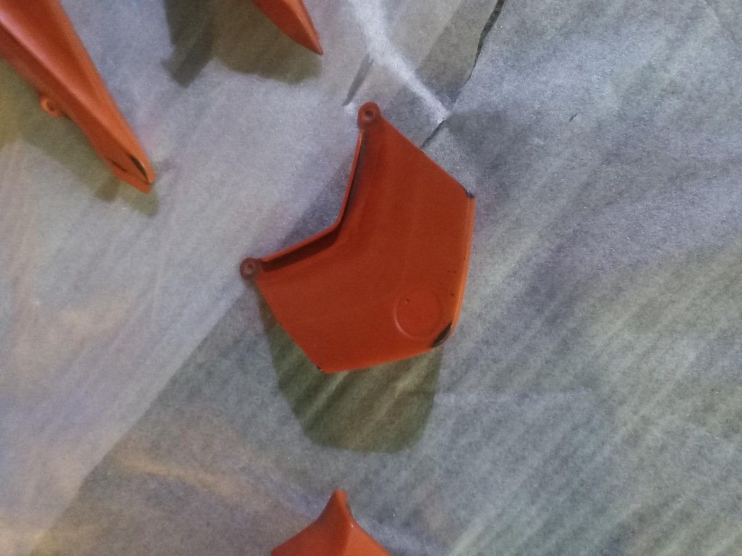 Aerox V1 Fairings (Category: Body Parts and Accessories) located in Makati City. Submitted by yanskieeeeee (Listing ID 1464236892, Image 3). Description: Selling a set of orange fairing parts for a Yamaha Aerox V1. Includes front fender, side panels, and front cover. Some minor scuffs and scratches are visible. Please check photos for details..