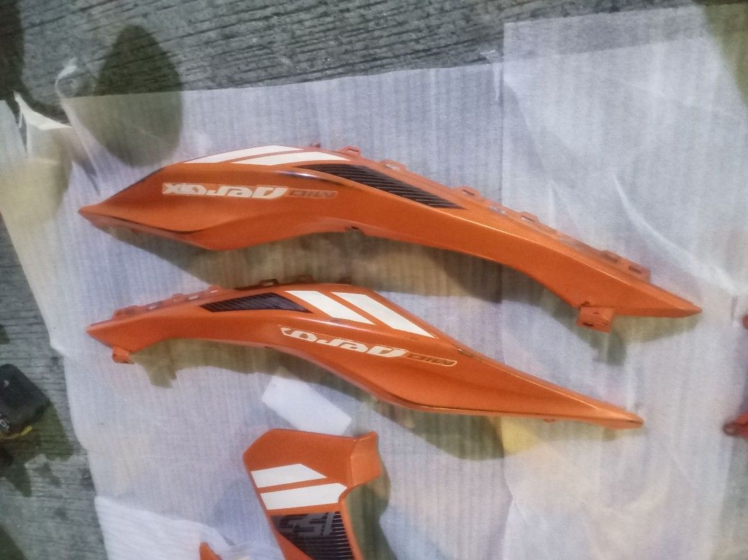 Aerox V1 Fairings (Category: Body Parts and Accessories) located in Makati City. Submitted by yanskieeeeee (Listing ID 1464236892, Image 2). Description: Selling a set of orange fairing parts for a Yamaha Aerox V1. Includes front fender, side panels, and front cover. Some minor scuffs and scratches are visible. Please check photos for details..