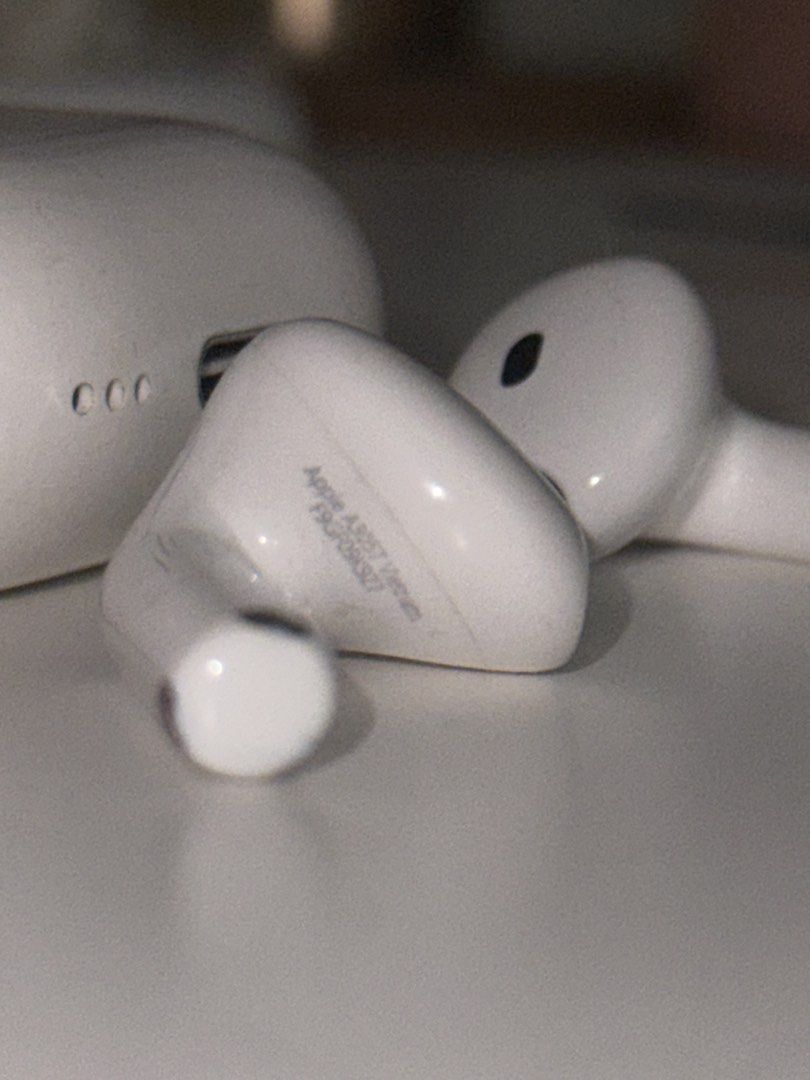 Airpods 4 ANC (Category: Headphones & Headsets) located in Mandaluyong City. Submitted by mybellashop (Listing ID 1464312735, Image 3). Description: SELLING MINE VERY LOW: Preloved Airpods 4 with ANC honest issue: only the right ear piece doesn’t work idk what happened, u can repair it na lang if you have time🥲 Overall condition are good✅, battery works perfectly, case can do wireless charging and has little to no scratch pero there is a visible
