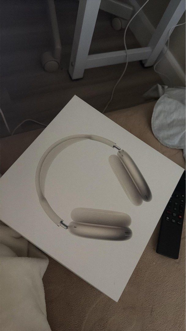 AirPods Max 2 (Category: Headphones & Headsets) located in Makati City. Submitted by unbotheredsky (Listing ID 1464326076, Image 1). Description: - Apple AirPods Max (Starlight) - Purchased from Power Mac Center - Original box, charger and paper bag included - With receipt - Under warranty .