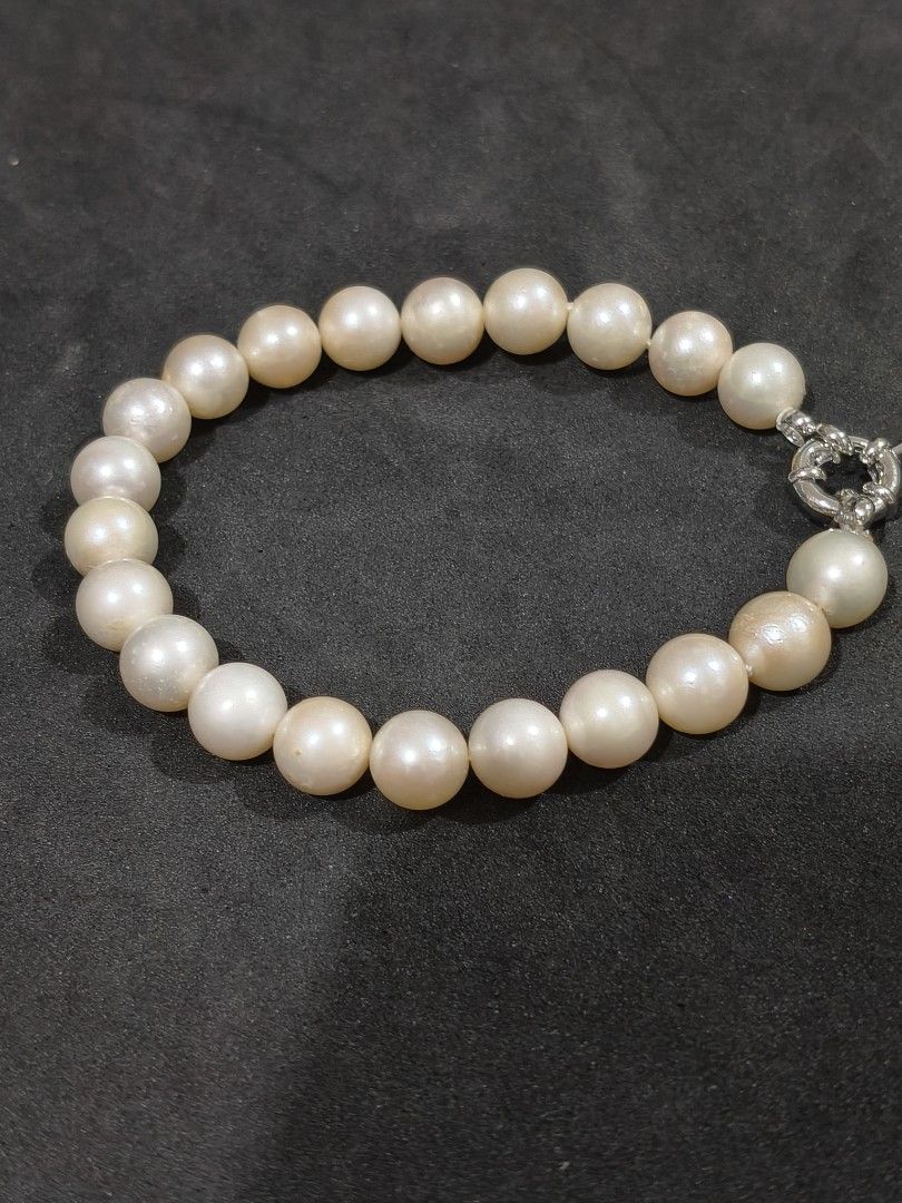 Akoya 8mm , 7.5 inches very nice (Category: Bracelets) located in Manila. Submitted by maxineamber (Listing ID 1464220507, Image 2). Description: Akoya 8mm , 7.5 inches very nice.