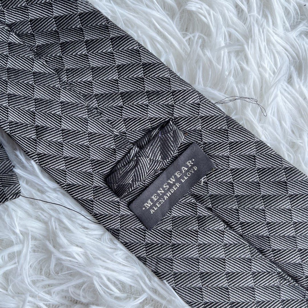 Alexander Lloyd Menswear Grey Geometric Pattern Tie (Category: Ties) located in Cuyapo. Submitted by Ashtyn.Pre.Loved (Listing ID 1464256597, Image 2). Description: - Brand: Alexander Lloyd Menswear - Color: Grey - Pattern: Geometric - Occasion: Ideal for formal events or elevating any outfit.