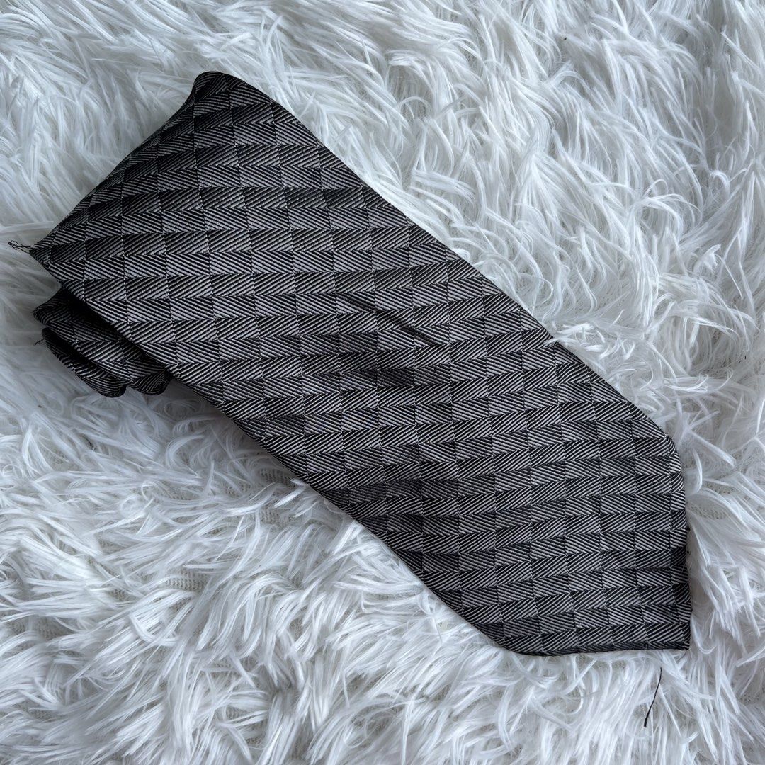 Alexander Lloyd Menswear Grey Geometric Pattern Tie (Category: Ties) located in Cuyapo. Submitted by Ashtyn.Pre.Loved (Listing ID 1464256597, Image 1). Description: - Brand: Alexander Lloyd Menswear - Color: Grey - Pattern: Geometric - Occasion: Ideal for formal events or elevating any outfit.