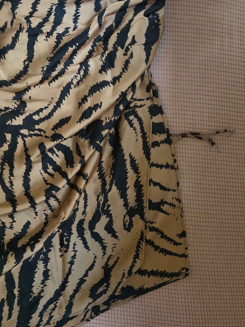 animal print dress (Category: Dresses) located in Daraga. Submitted by littlemissdeclutter.wtme (Listing ID 1464215954, Image 2). Description: - used twice only - animal print - with slit - bodycon like dress but flowy at the bottom - pm me for ww - can fit up to M - criss cross at the back.