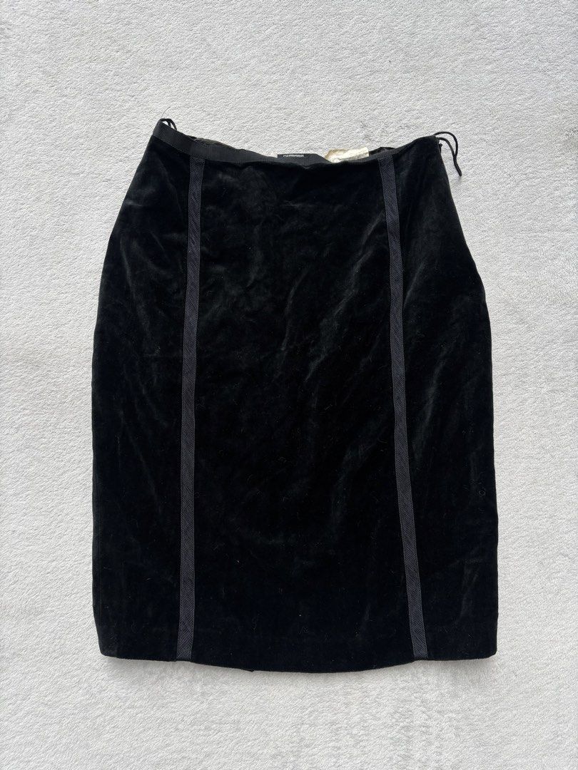 Anna Molinari Velvet Skirt (Category: Skirts) located in Baguio. Submitted by thecollector2600 (Listing ID 1464177765, Image 1). Description: Waist-25” Length-21”.