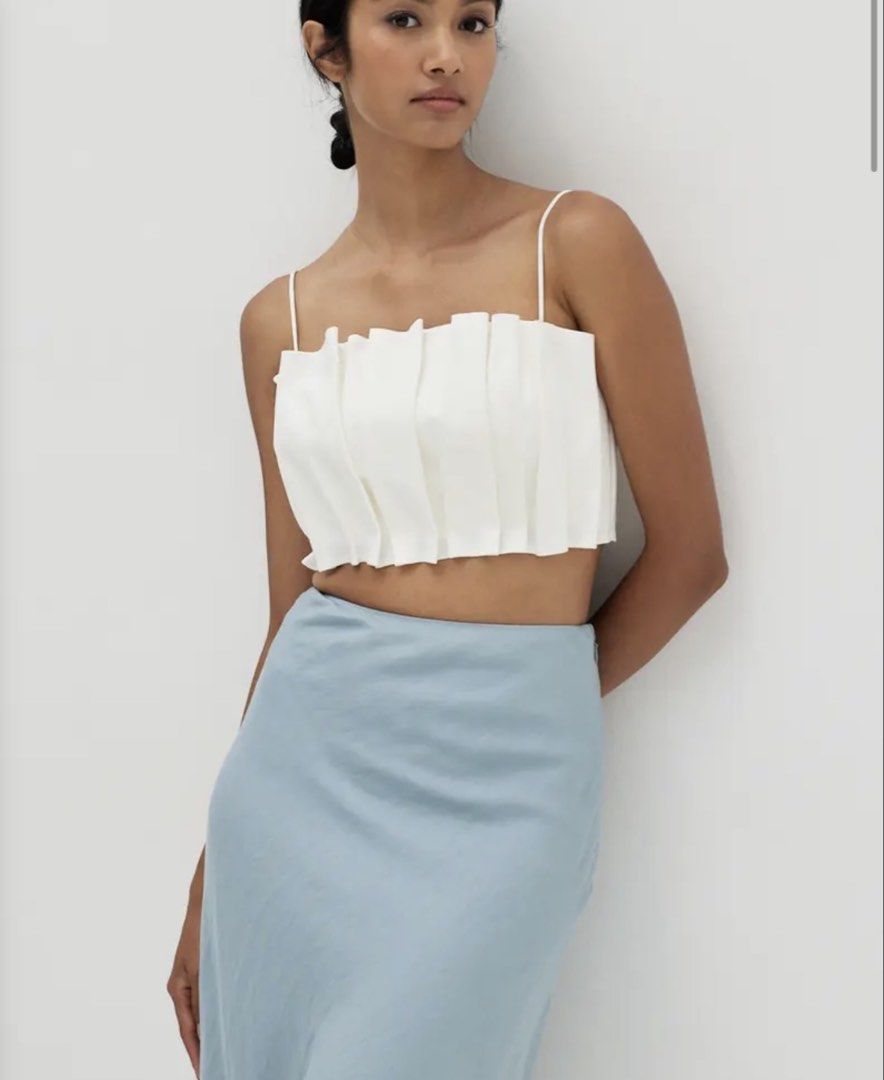 Ansley Pleat White Crop Top (Category: Sleeveless) located in Quezon City. Submitted by _sunnyside (Listing ID 1464256434, Image 1). Description: * Has a small stain, but it is washable * Only worn once * bought from the hk branch for ₱2k * RFS: Wrong size.