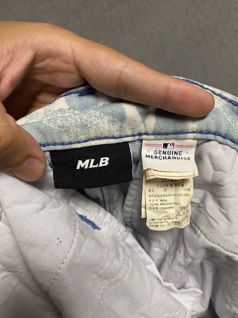 AOP MLB NY SHORT (Category: Shorts) located in Cabuyao City. Submitted by ukaythriftshirt (Listing ID 1464267796, Image 3). Description: AOP MLB NY SHORT Excellent condition Waist 32 Length 19 Color rate 9/10 No issue - 650.