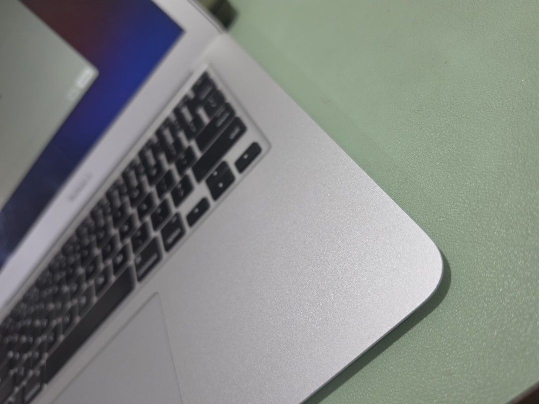 Apple MacBook Air Silver 2017 (Category: Laptops & Notebooks) located in Quezon City. Submitted by 9escalera (Listing ID 1464286849, Image 2). Description: - Silver MacBook Air - Works well - Ideal for everyday tasks - Highly portable - personal use di na ginagamit naging extra lang kaya 700cycle count lang.