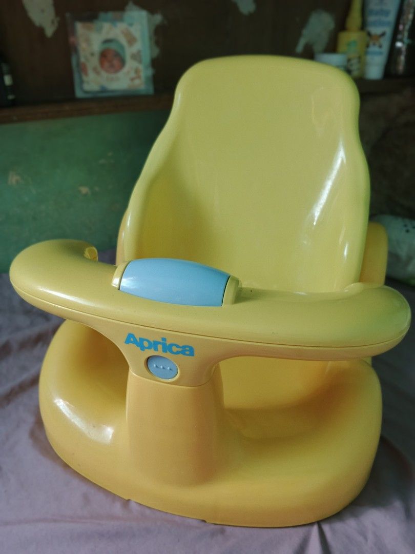 Aprica Baby Bath Seat (Category: Bathtub & Bath Accessories) located in Manila. Submitted by rorolittletoes (Listing ID 1464276063, Image 1). Description: May basag sa ilalim na part pero di naman nakakaaffect pm para sa vid Novaliches QC we ship nationwide via SPX 🌸.