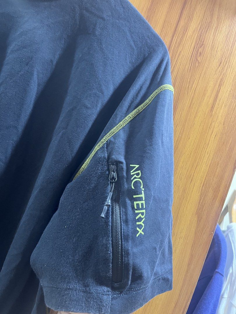 Arc'teryx Black T-shirt with Green Stitching (Category: Tshirts & Polo Shirts ) located in Manila. Submitted by christian048 (Listing ID 1464208656, Image 2). Description: - Black Arc'teryx T-shirt - Iconic Arc'teryx logo on the back - Contrasting green stitching along seams - Comfortable cotton blend fabric - Ideal for everyday wear and outdoor activities - Check tags for material and care instructions.