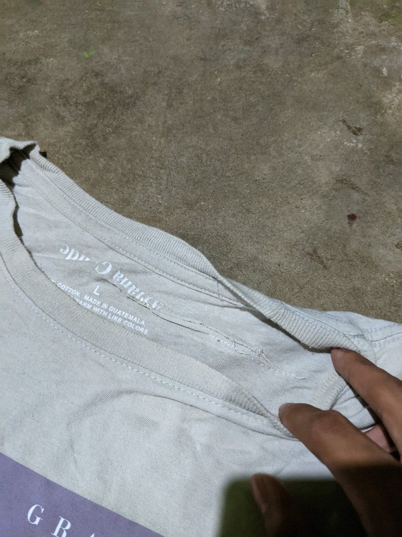 Ariana Grande Shirt (Category: Tshirts & Polo Shirts ) located in Aliaga. Submitted by anselthrifts (Listing ID 1464252033, Image 3). Description: boxy XL fit issue stain, repaired slice 300+sf.