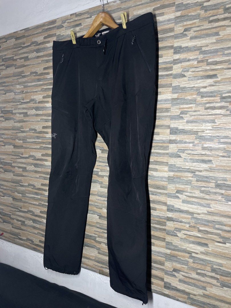 Arc'teryx Gamma Lightweight Pants Black (Category: Chinos) located in Cabuyao City. Submitted by randelwru (Listing ID 1464247701, Image 3). Description: Arc'teryx Gamma Lightweight Pants Black Size 40 Waistline 38 Length 42 Issue pinhole, See last picture Good Condition 850🏷️Pesos Cabuyao Laguna📍.