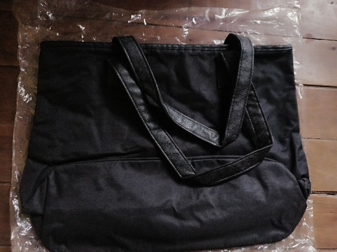 Asento Tote Bag (Category: Tote Bags) located in Cavite. Submitted by plorb (Listing ID 1464304605, Image 2). Description: Asento Tote Bag Brand: Avon Condition: New, unused ₱450 .