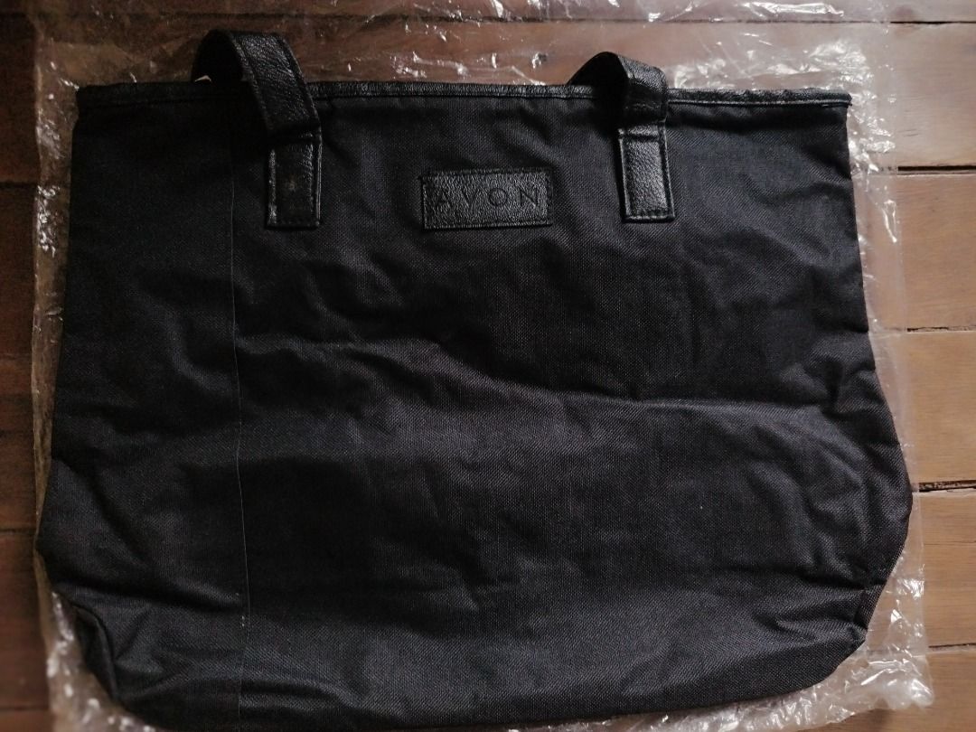 Asento Tote Bag (Category: Tote Bags) located in Cavite. Submitted by plorb (Listing ID 1464304605, Image 1). Description: Asento Tote Bag Brand: Avon Condition: New, unused ₱450 .