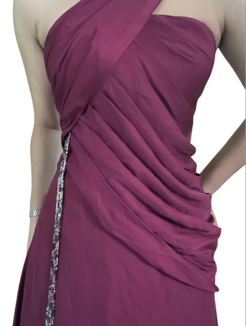 Asymmetrical Shoulder Floor Length Gown (Category: Evening dresses & gowns) located in Baguio. Submitted by restyle.by.candy (Listing ID 1464231629, Image 3). Description: Height: 160cm Weight: 58kg Waist line: 28 inches Used once Color: Purple.