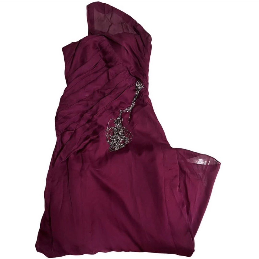 Asymmetrical Shoulder Floor Length Gown (Category: Evening dresses & gowns) located in Baguio. Submitted by restyle.by.candy (Listing ID 1464231629, Image 1). Description: Height: 160cm Weight: 58kg Waist line: 28 inches Used once Color: Purple.
