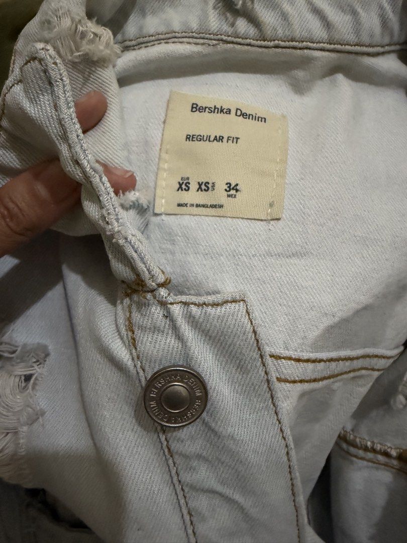 Authentic berksha tattered denim jacket (Category: Coats, Jackets and Outerwear) located in San Isidro. Submitted by epictiger_e56216 (Listing ID 1464195349, Image 3). Description: 750 shipped No damage no issue Like new condition Pang porma sur pogi ka duto.