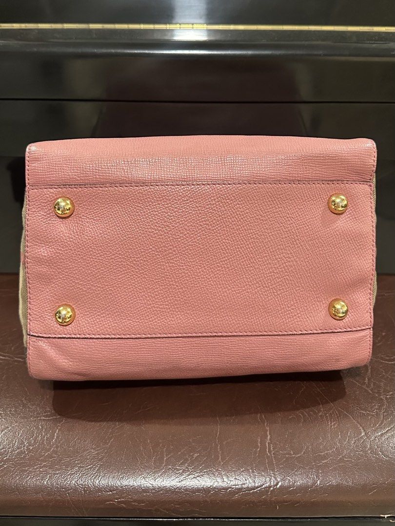 Authentic Burberry Shoulder Bag (Category: Luxury Bags & Wallets) located in Las Pinas. Submitted by marshmallowmax (Listing ID 1464215030, Image 3). Description: Guaranteed Authentic! Exellent used! Minimal signs of usage, no flaws With dustbag and authenticity Certificate.