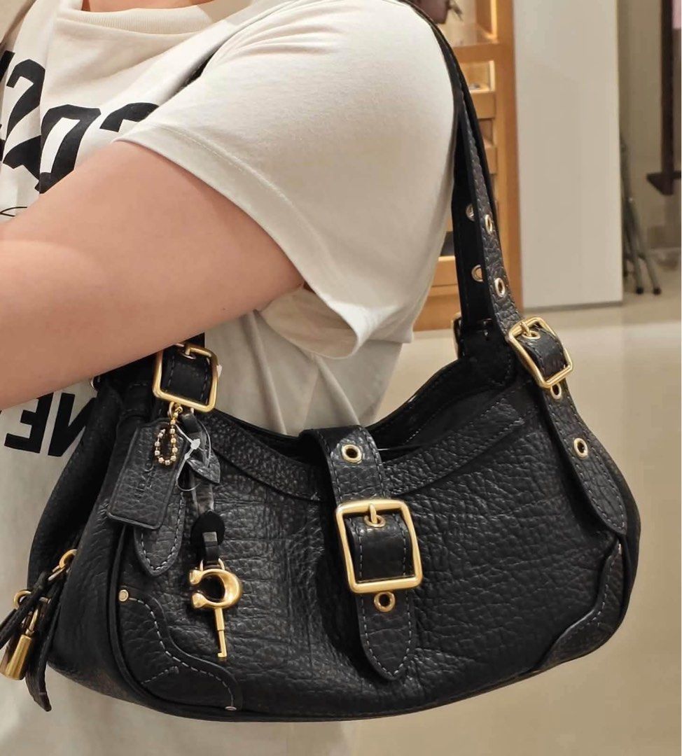 🇺🇸AUTHENTIC COACH BAG🇺🇸 (Category: Shoulder Bags) located in Manila. Submitted by rmcs.luxwatches (Listing ID 1464219406, Image 2). Description: .