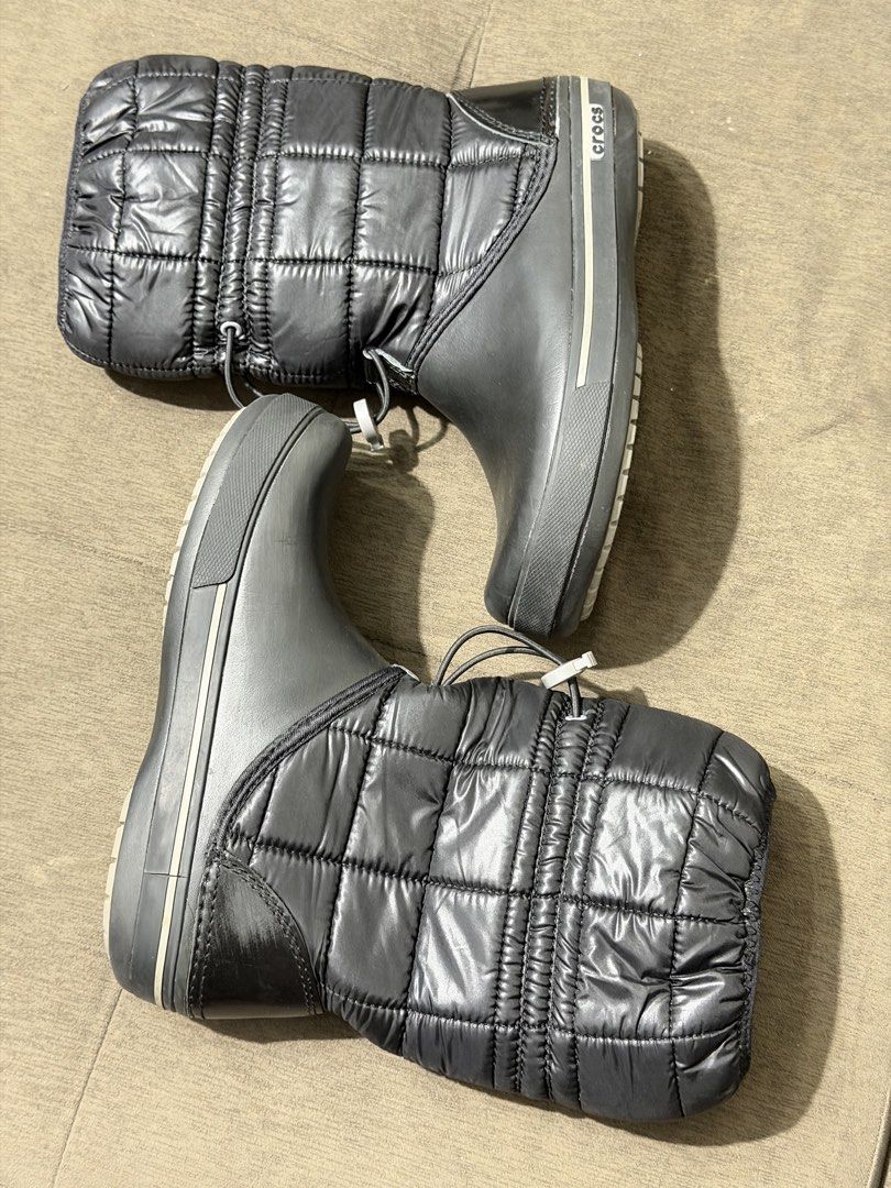 Authentic Crocs Puffer Winter Boots Light weight (Category: Boots) located in Mandaluyong City. Submitted by elle_scent (Listing ID 1464206212, Image 2). Description: CROCS PUFFER WINTER BOOTS Authentic Crocs winter/puffer boots in Black 🖤 Perfect for cold-weather trips, winter travel and snowy destinations. Details: * Brand: Crocs * Style: Puffer / Winter Boot * Color: Black * Size: Women’s 7 (W7) — based on the size label Perfectly fit to size