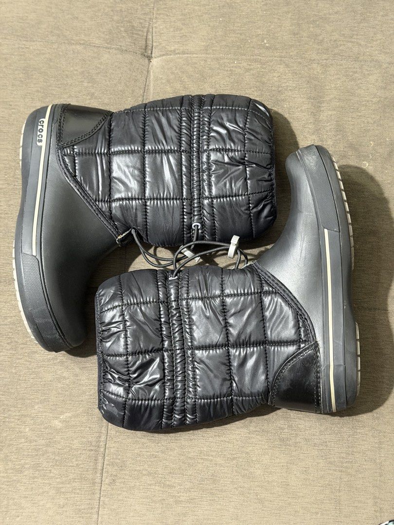Authentic Crocs Puffer Winter Boots Light weight (Category: Boots) located in Mandaluyong City. Submitted by elle_scent (Listing ID 1464206212, Image 3). Description: CROCS PUFFER WINTER BOOTS Authentic Crocs winter/puffer boots in Black 🖤 Perfect for cold-weather trips, winter travel and snowy destinations. Details: * Brand: Crocs * Style: Puffer / Winter Boot * Color: Black * Size: Women’s 7 (W7) — based on the size label Perfectly fit to size