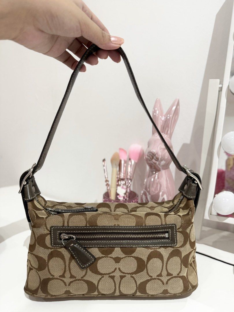 Authentic Vintage Coach Shoulder Bag in Brown Canvas (Category: Shoulder Bags) located in Manila. Submitted by strawberrymelo (Listing ID 1464294981, Image 2). Description: - minimal rubs ( only issue ).
