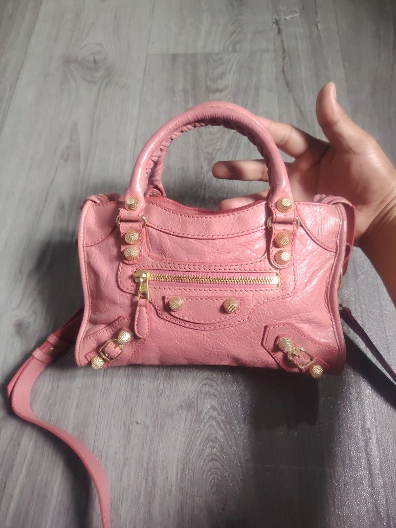 Balenciaga mini (Category: Luxury Bags & Wallets) located in Manila. Submitted by del96 (Listing ID 1464233142, Image 1). Description: Guaranteed authentic balenciaga Missing mirror No dustbag 45k fix price Bawat sa bura😊 t.