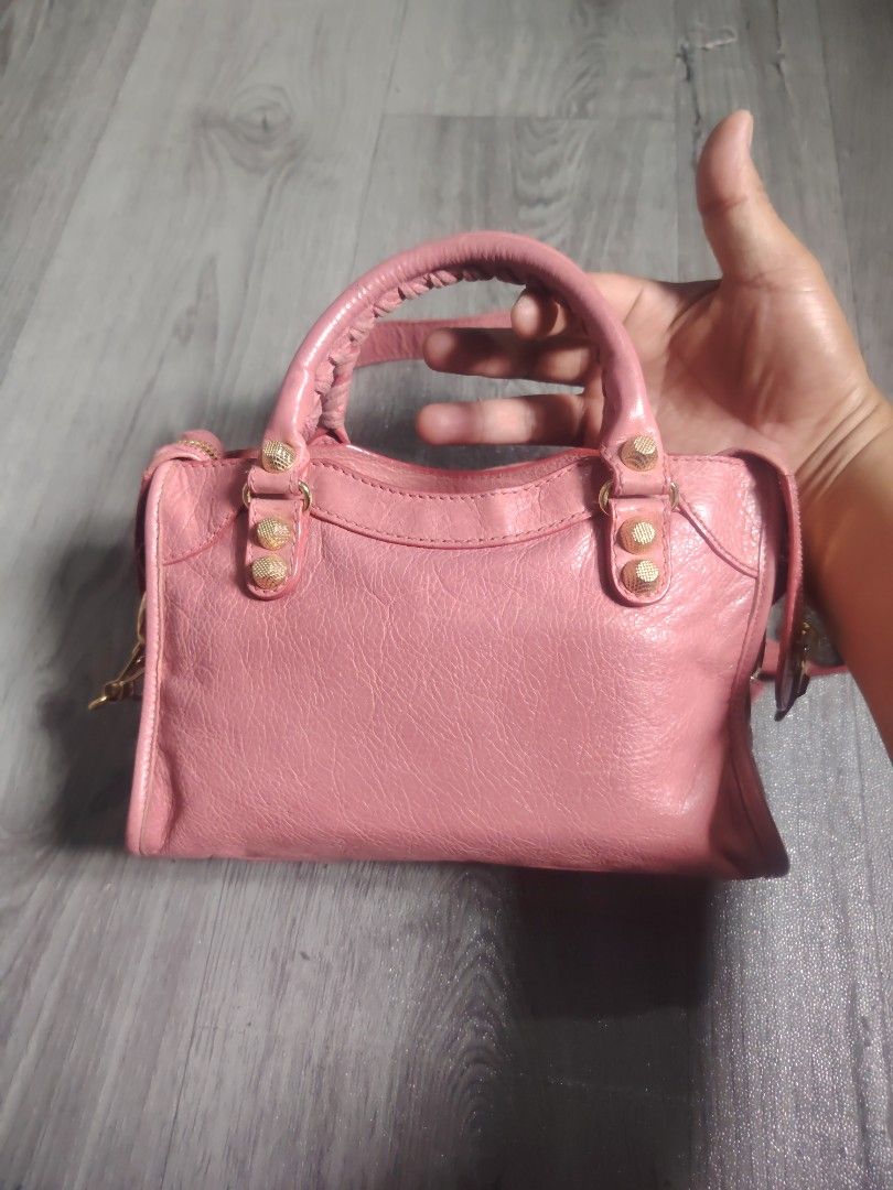 Balenciaga mini (Category: Luxury Bags & Wallets) located in Manila. Submitted by del96 (Listing ID 1464233142, Image 2). Description: Guaranteed authentic balenciaga Missing mirror No dustbag 45k fix price Bawat sa bura😊 t.