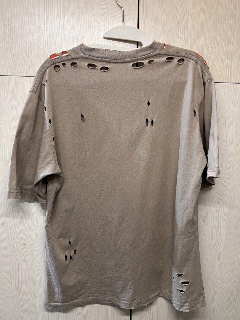 Balenciaga 破爛款圓領短袖Tee XS （分類：T-shirt、恤衫、有領衫）位於 Hong Kong。 由 jm_matt 提交（商品編號 1464288704，圖片 2）。簡介： Balenciaga Destroyed系列圓領短袖Tee XS size 版型是品牌經典 Unifit 寬鬆落肩款 男女都著得 正面係模糊暈開嘅Balenciaga字樣印花 好似噴墨、失焦嘅效果 全件大量人工破洞、磨爛做舊設計（呢啲係設計，唔係衫爛咗），肩位仲有橙色補丁細節 淺灰卡其色水洗棉質，厚身，街頭、復古廢土風。
