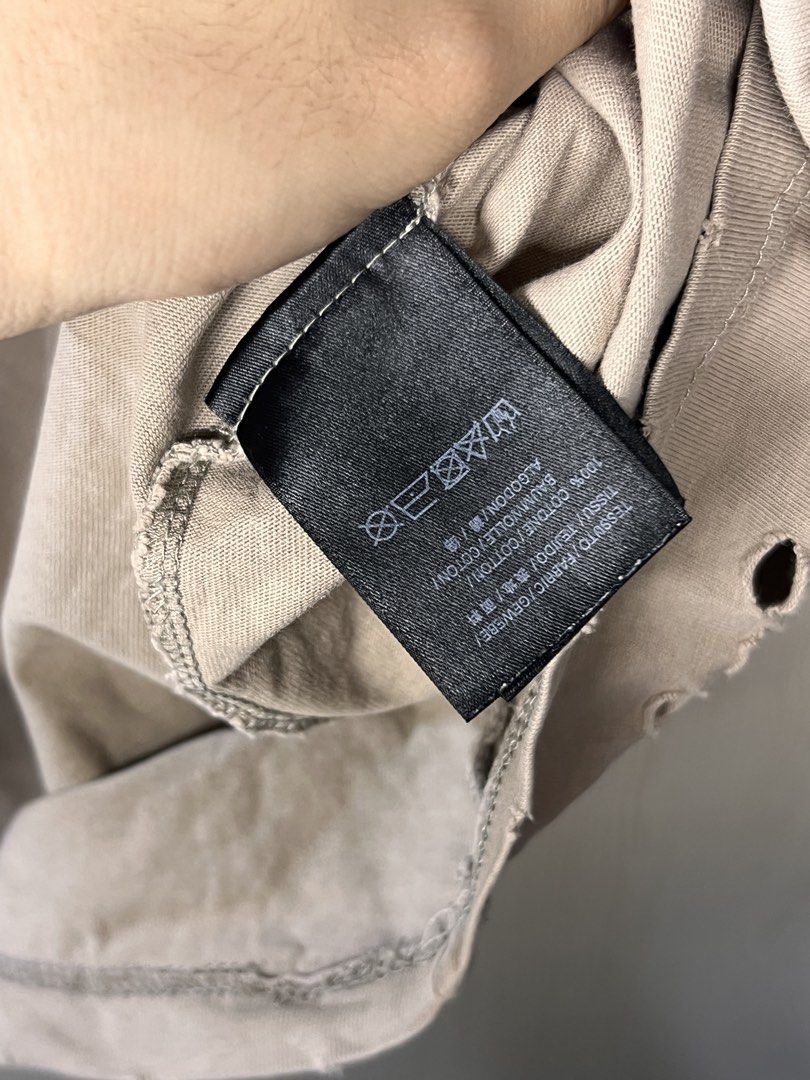 Balenciaga 破爛款圓領短袖Tee XS （分類：T-shirt、恤衫、有領衫）位於 Hong Kong。 由 jm_matt 提交（商品編號 1464288704，圖片 6）。簡介： Balenciaga Destroyed系列圓領短袖Tee XS size 版型是品牌經典 Unifit 寬鬆落肩款 男女都著得 正面係模糊暈開嘅Balenciaga字樣印花 好似噴墨、失焦嘅效果 全件大量人工破洞、磨爛做舊設計（呢啲係設計，唔係衫爛咗），肩位仲有橙色補丁細節 淺灰卡其色水洗棉質，厚身，街頭、復古廢土風。