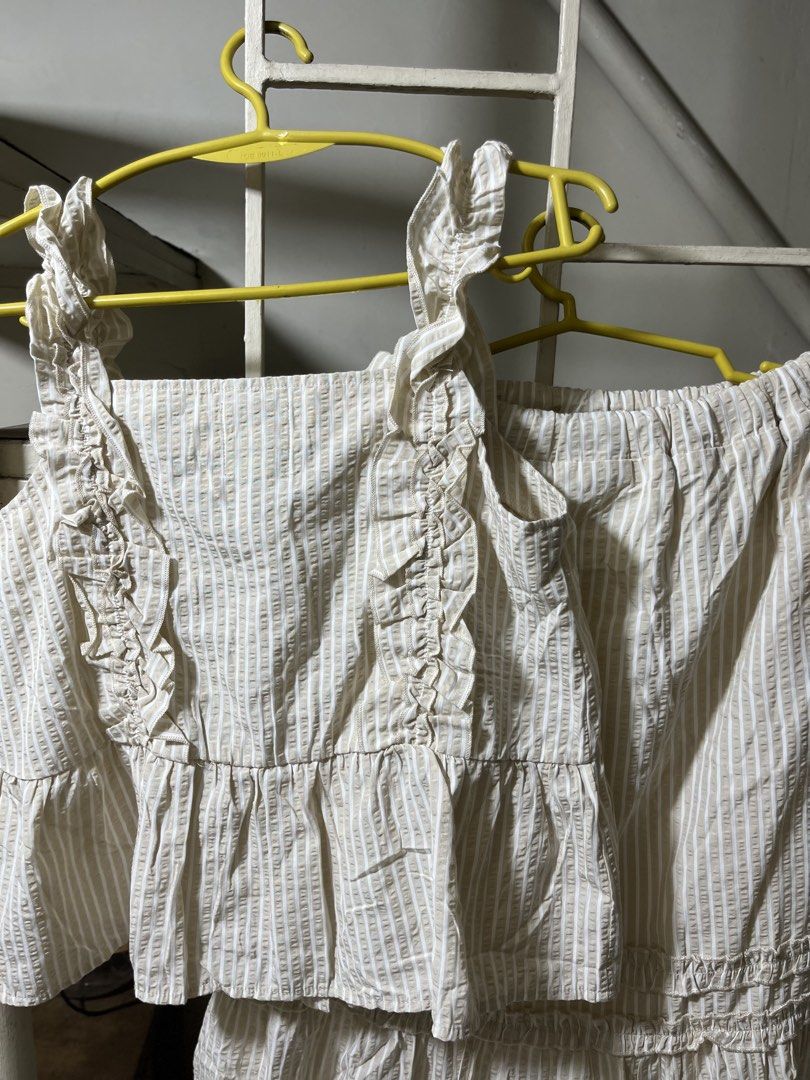 BANANANAXX Coords (Category: Sets or Coordinates) located in Manila. Submitted by dayclutter (Listing ID 1464275401, Image 3). Description: Fit to Medium Skirt has liner & side pockets.