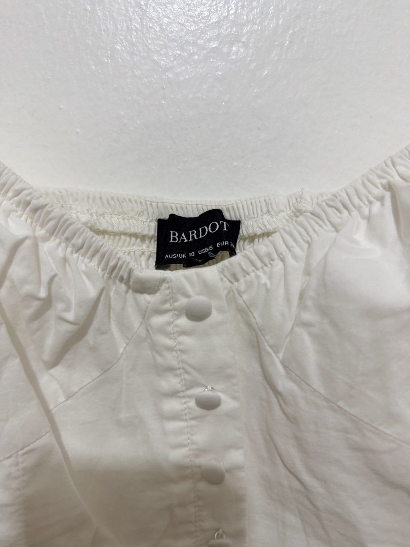 Bardot White Puff Sleeve Smocked Croptop (Category: Blouses) located in Caloocan City. Submitted by ashpreloves (Listing ID 1464192278, Image 2). Description: - Cute white puff sleeve top from Bardot - Square neckline - Button-down front - Elasticated cuffs on sleeves - Pairs well with jeans or skirts - Ideal for casual days or nights out.