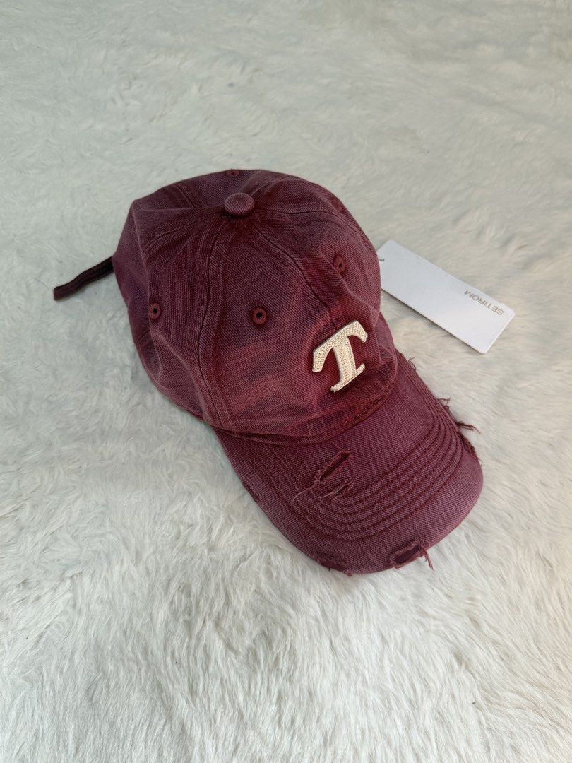 Baseball Cap (Category: Caps & Hats) located in Singapore. Submitted by xgaolx (Listing ID 1464213413, Image 3). Description: Brand New!! Selling as I got too many caps ~ FAST deal $27 *Able to negotiate! *PM for more detailed photos! Able to meet in Sengkang / Punggol Area ! 😊.