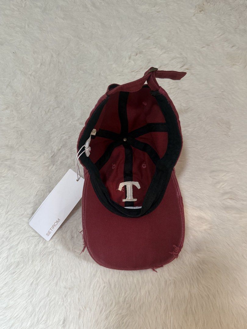 Baseball Cap (Category: Caps & Hats) located in Singapore. Submitted by xgaolx (Listing ID 1464213413, Image 4). Description: Brand New!! Selling as I got too many caps ~ FAST deal $27 *Able to negotiate! *PM for more detailed photos! Able to meet in Sengkang / Punggol Area ! 😊.