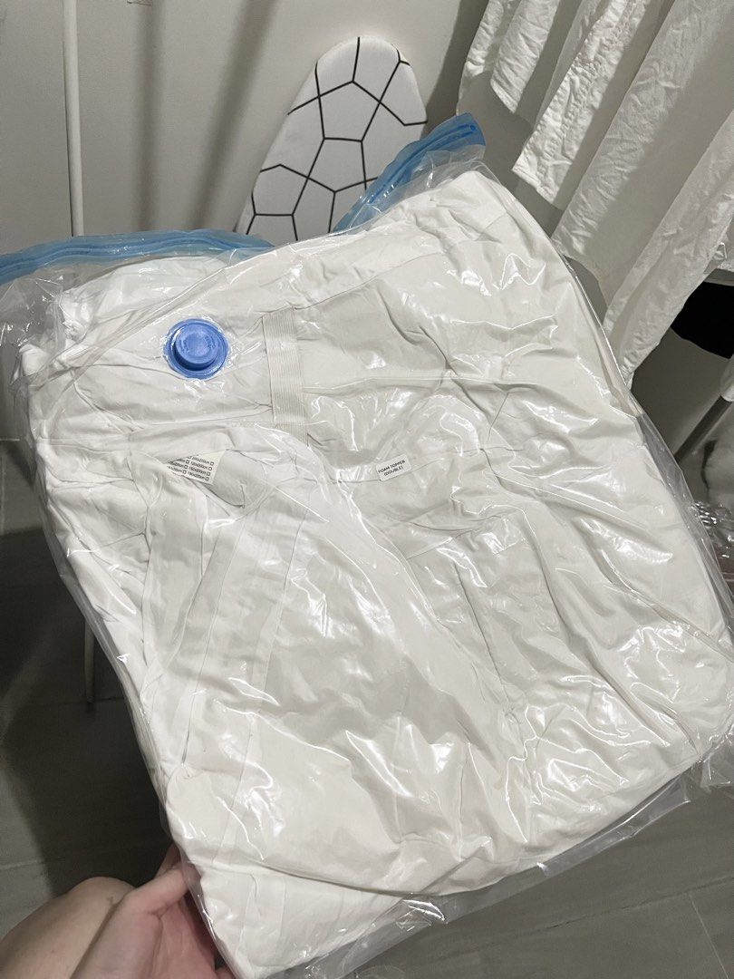 Bed topper (double) (Category: Bed Frames & Mattresses) located in Quezon City. Submitted by styleandcomfort (Listing ID 1464281031, Image 1). Description: A bit of discoloration po. Not as white. But please photo posted. This is murang mga topper not the tag 10k so manage expectation. Message me for inquiries 😊.