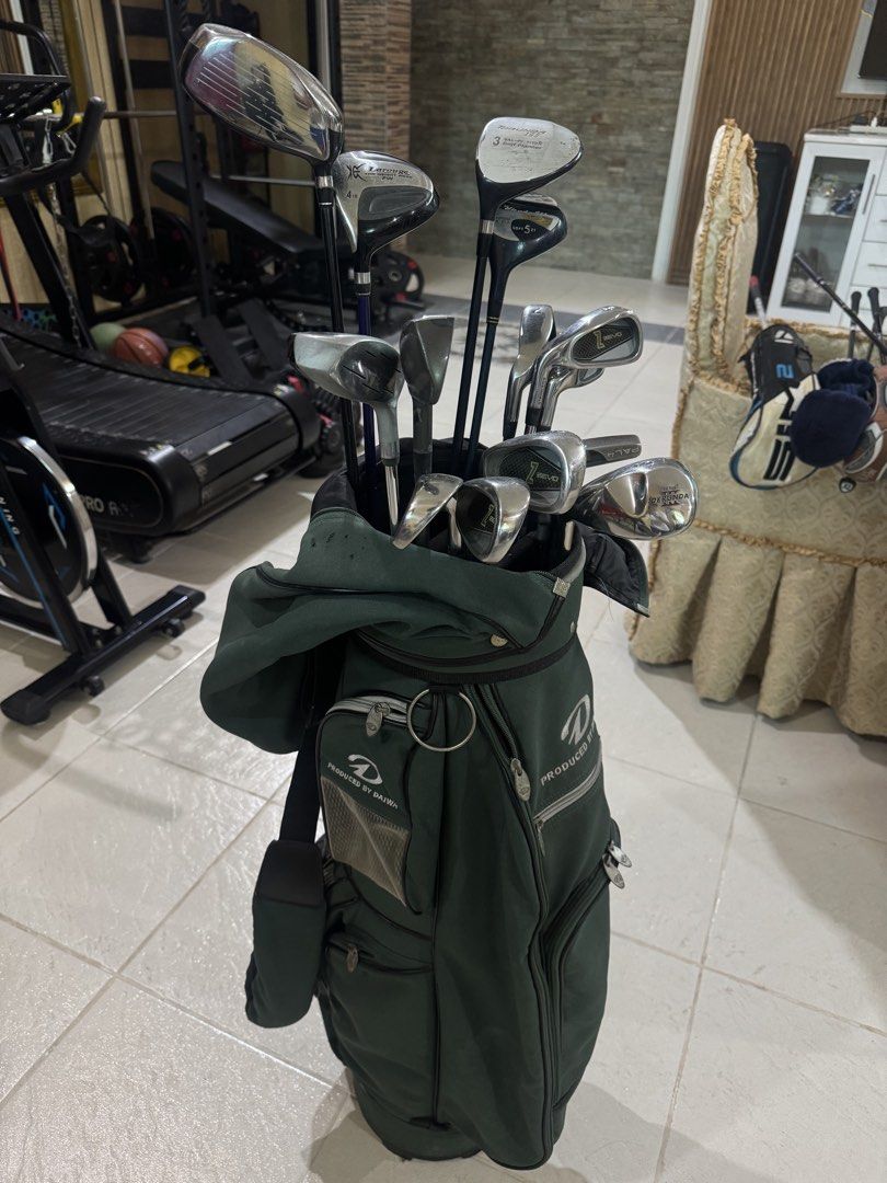 BEGINNER - Lefty/ LH Golf set with Bag (Category: Golf) located in Quezon City. Submitted by earlandrei21476 (Listing ID 1464170778, Image 2). Description: - Full set of golf clubs in a green bag - Includes: Driver, Fairway Woods, Irons (2, 5-P, S), Putter - Brands: MacGregor, Tommy Armour, Lynx - Bag features multiple compartments and a strap - Perfect for hitting the golf course!.
