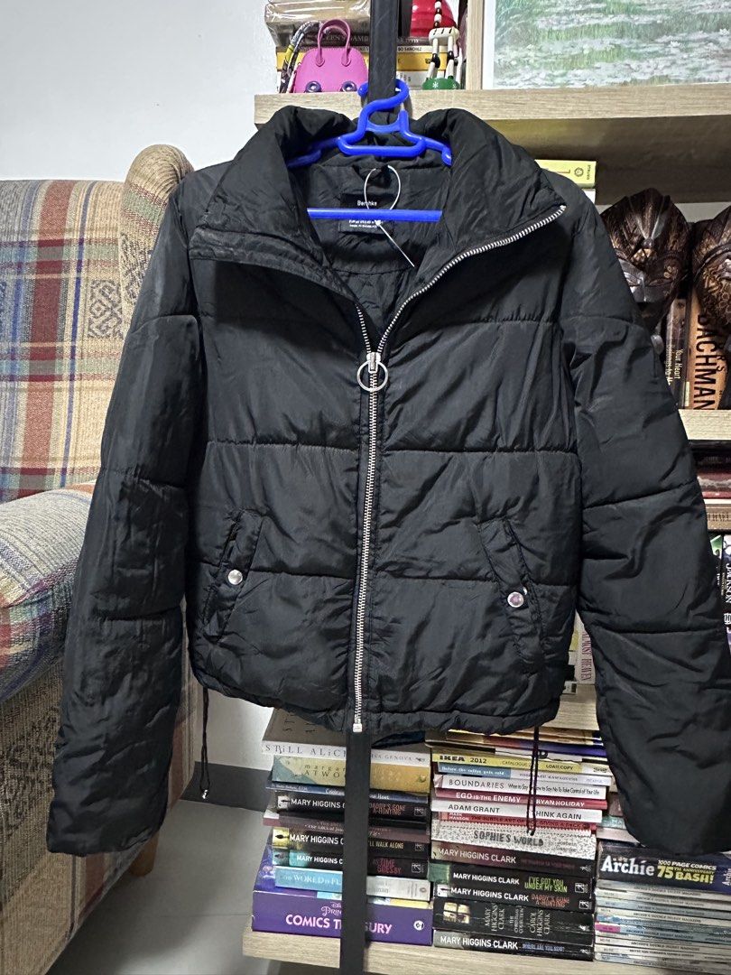 Bershka Black Puffer Jacket (Category: Coats, Jackets and Outerwear) located in Batangas. Submitted by kulilayfinds (Listing ID 1464279571, Image 2). Description: - Brand: Bershka - Type: Black Puffer Jacket - Size: XS - Closure: Zip-up front with ring pull - Features: Adjustable drawstrings at hem, two side pockets with snap button closure - Origin: Made in Bangladesh Flaw - the drawstrings show signs of wear.