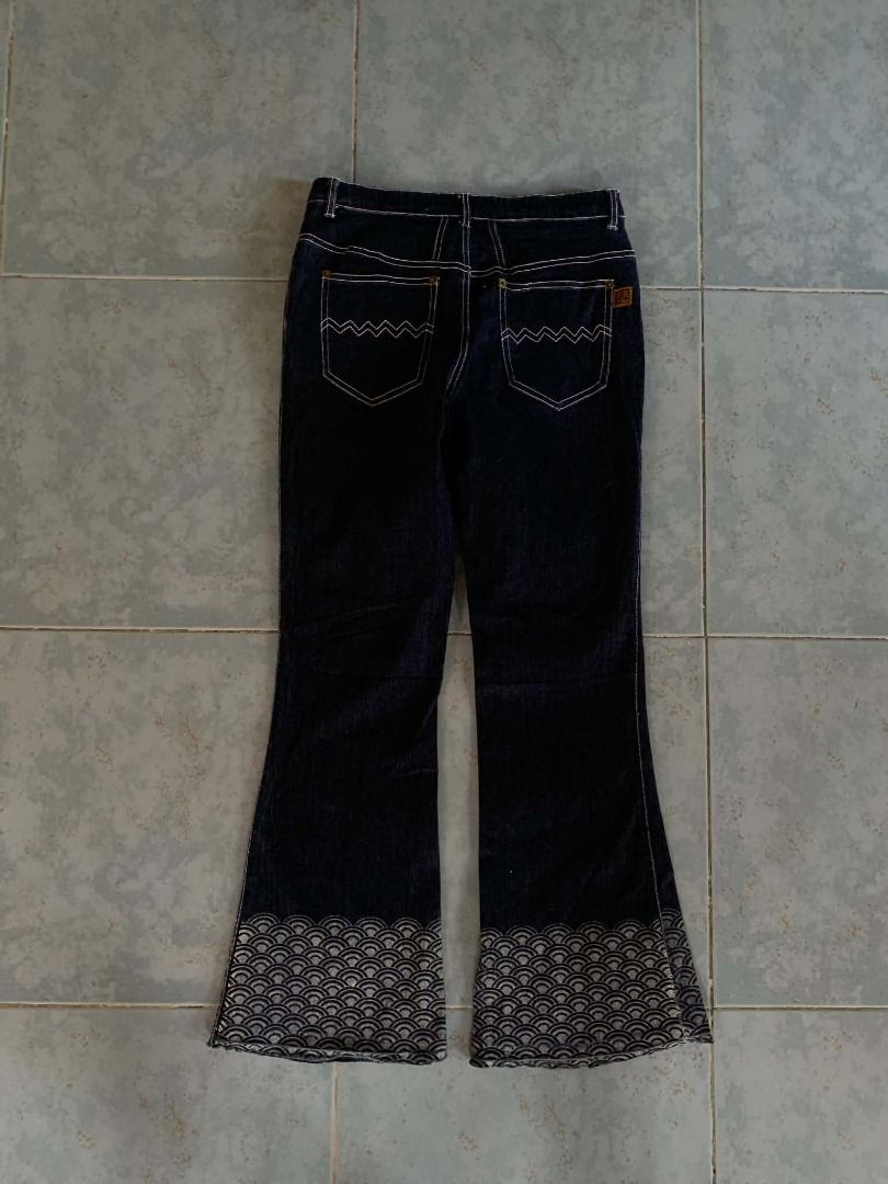 Betty Boop Flared Jeans with Wave Pattern (Category: Jeans) located in Talisay. Submitted by justindanielle17 (Listing ID 1464288833, Image 3). Description: -Waist: 28 -Length: 38 -Leh Opening: 10.5 inches -Excellent Condition -9.9/10 Color rate -Dark wash flared jeans - Features iconic Betty Boop graphics on the legs - Unique wave pattern on the hem - Stylish white stitching details throughout - Classic button and zip closure - Perfect for a sta
