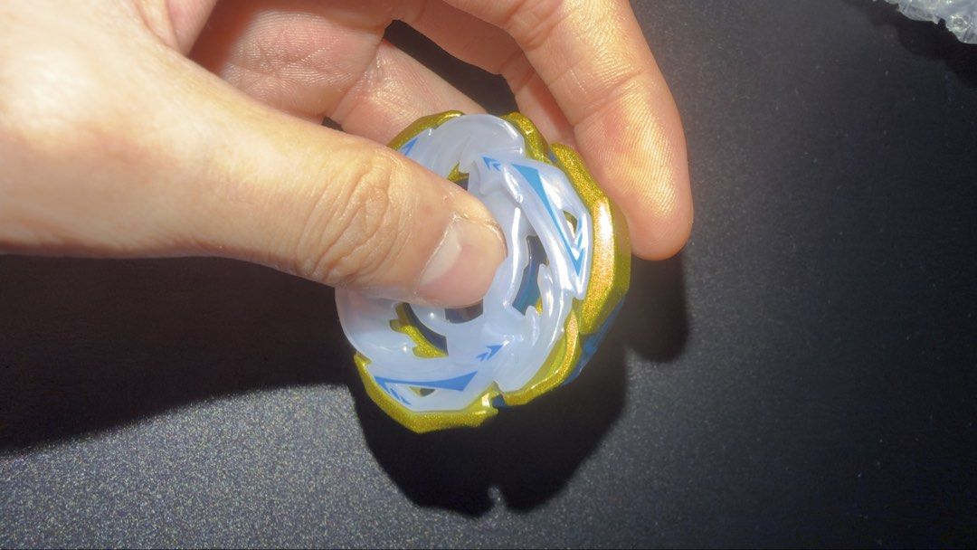 Beyblade x。cx-00 頂重戰神 （分類：動作及對戰玩具）位於 Hong Kong。 由 yylky 提交（商品編號 1464252536，圖片 5）。簡介： 呢個係Beyblade 嘅零件，黃色外框，中間有銀色同藍色嘅圖案。睇落係攻擊型嘅零件。重量大概係 56.4 克。適合儲開 Beyblade 嘅朋友。有興趣就快啲聯絡我啦！。