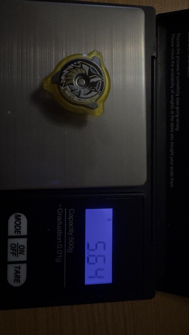 Beyblade x。cx-00 頂重戰神 （分類：動作及對戰玩具）位於 Hong Kong。 由 yylky 提交（商品編號 1464252536，圖片 1）。簡介： 呢個係Beyblade 嘅零件，黃色外框，中間有銀色同藍色嘅圖案。睇落係攻擊型嘅零件。重量大概係 56.4 克。適合儲開 Beyblade 嘅朋友。有興趣就快啲聯絡我啦！。