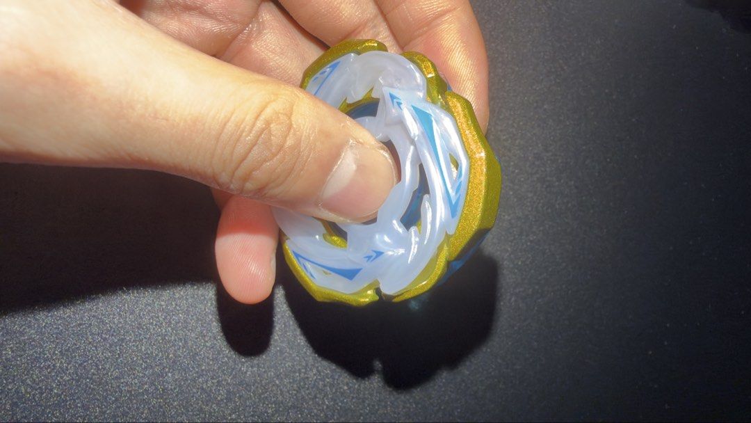 Beyblade x。cx-00 頂重戰神 （分類：動作及對戰玩具）位於 Hong Kong。 由 yylky 提交（商品編號 1464252536，圖片 3）。簡介： 呢個係Beyblade 嘅零件，黃色外框，中間有銀色同藍色嘅圖案。睇落係攻擊型嘅零件。重量大概係 56.4 克。適合儲開 Beyblade 嘅朋友。有興趣就快啲聯絡我啦！。