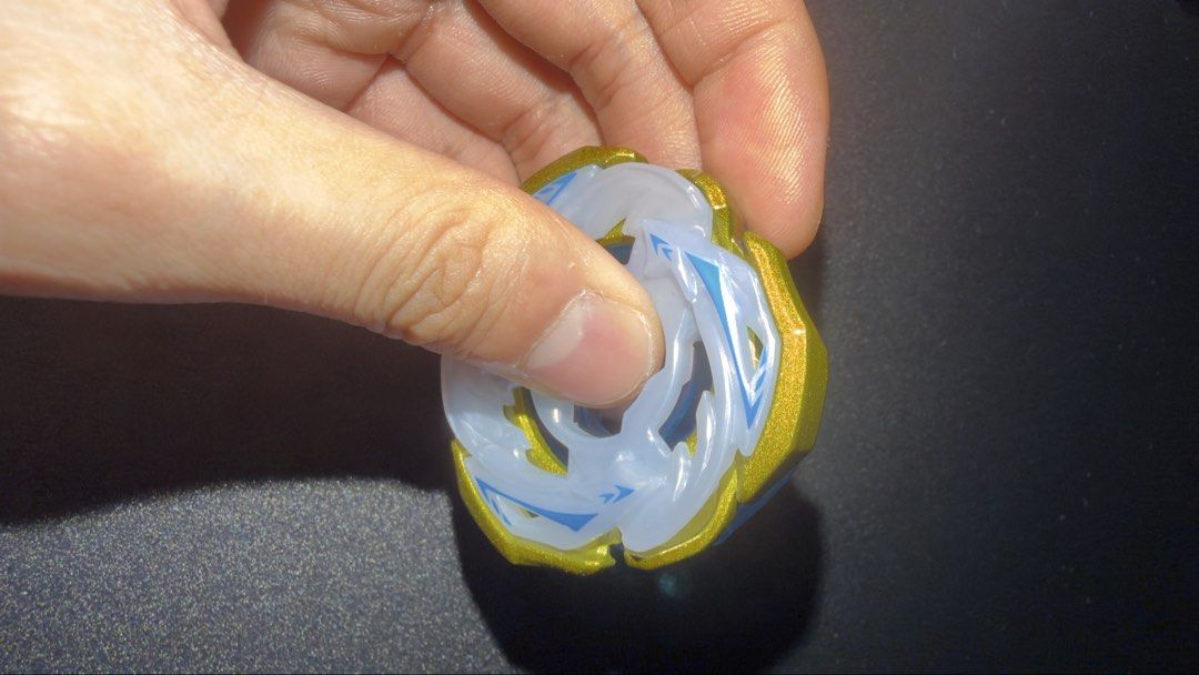 Beyblade x。cx-00 頂重戰神 （分類：動作及對戰玩具）位於 Hong Kong。 由 yylky 提交（商品編號 1464252536，圖片 4）。簡介： 呢個係Beyblade 嘅零件，黃色外框，中間有銀色同藍色嘅圖案。睇落係攻擊型嘅零件。重量大概係 56.4 克。適合儲開 Beyblade 嘅朋友。有興趣就快啲聯絡我啦！。