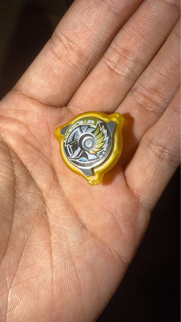 Beyblade x。cx-00 頂重戰神 （分類：動作及對戰玩具）位於 Hong Kong。 由 yylky 提交（商品編號 1464252536，圖片 2）。簡介： 呢個係Beyblade 嘅零件，黃色外框，中間有銀色同藍色嘅圖案。睇落係攻擊型嘅零件。重量大概係 56.4 克。適合儲開 Beyblade 嘅朋友。有興趣就快啲聯絡我啦！。