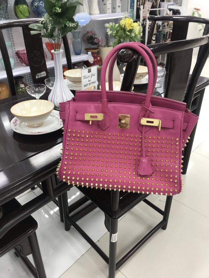 Birkin pink studs (Category: Tote Bags) located in Balete No 2. Submitted by troyesybang (Listing ID 1464228680, Image 3). Description: Pink birkin leather studs Minor sign of use still like new Intact all studs Barbie pink genuine leather With zip and slide pockets inside No niche brand stamp Clean and ready to use Studs are evenly shiny ✨ not overly saturated gold tone di masakit sa mata Luxurious without breaking the bank Bakal hardware not pl